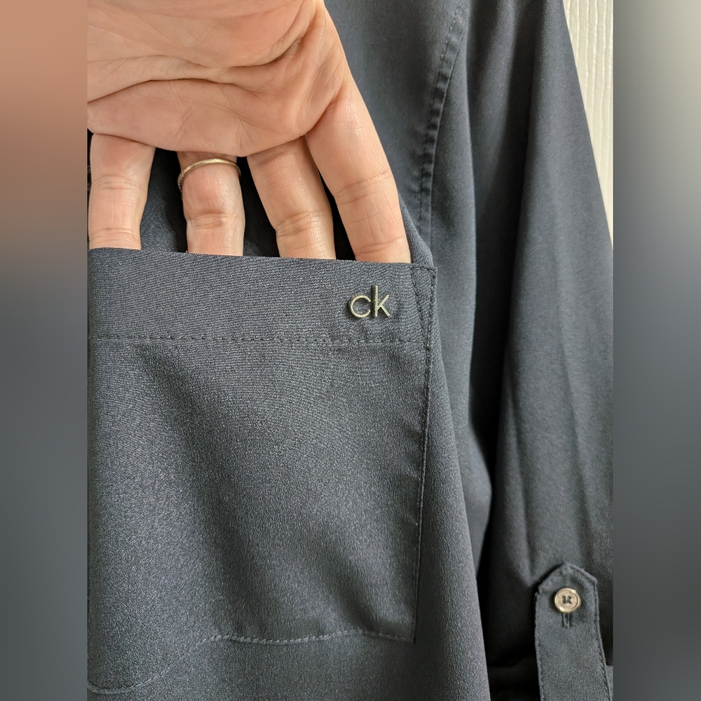 Women's Calvin Klein Blouse Button Up Flowy Silky Feel Gray Size Medium Tunic‎ - Picture 3 of 4